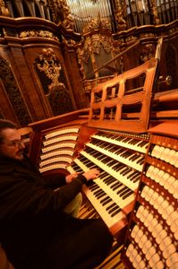 Ludwig Ruckdeschel an der orgel im Stephansdom von Passau