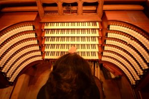 Schaltzentrale der Fantasie: Ludwig Ruckdeschel am Hauptspieltisch der Passauer Domorgel