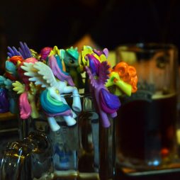 Bronies: Männer, die auf Ponys starren