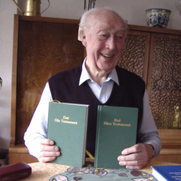 Der Mann, der die Bibel ins Plattdeutsche übersetzte – und wegwarf Harwerth zeigt plattdeutsche Bibeln