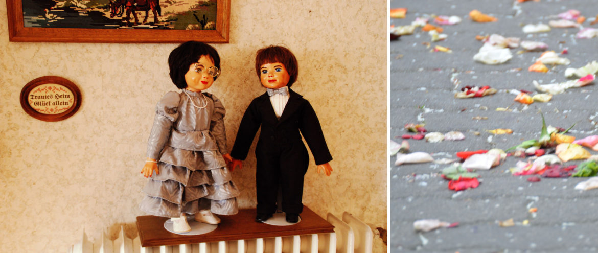 Hochzeitspaar als Puppen und Rosenblätter auf Boden