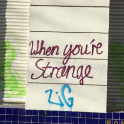 Mehr Kind als mich brauch‘ ich nicht "When you are strange"-Graffiti in Neukölln
