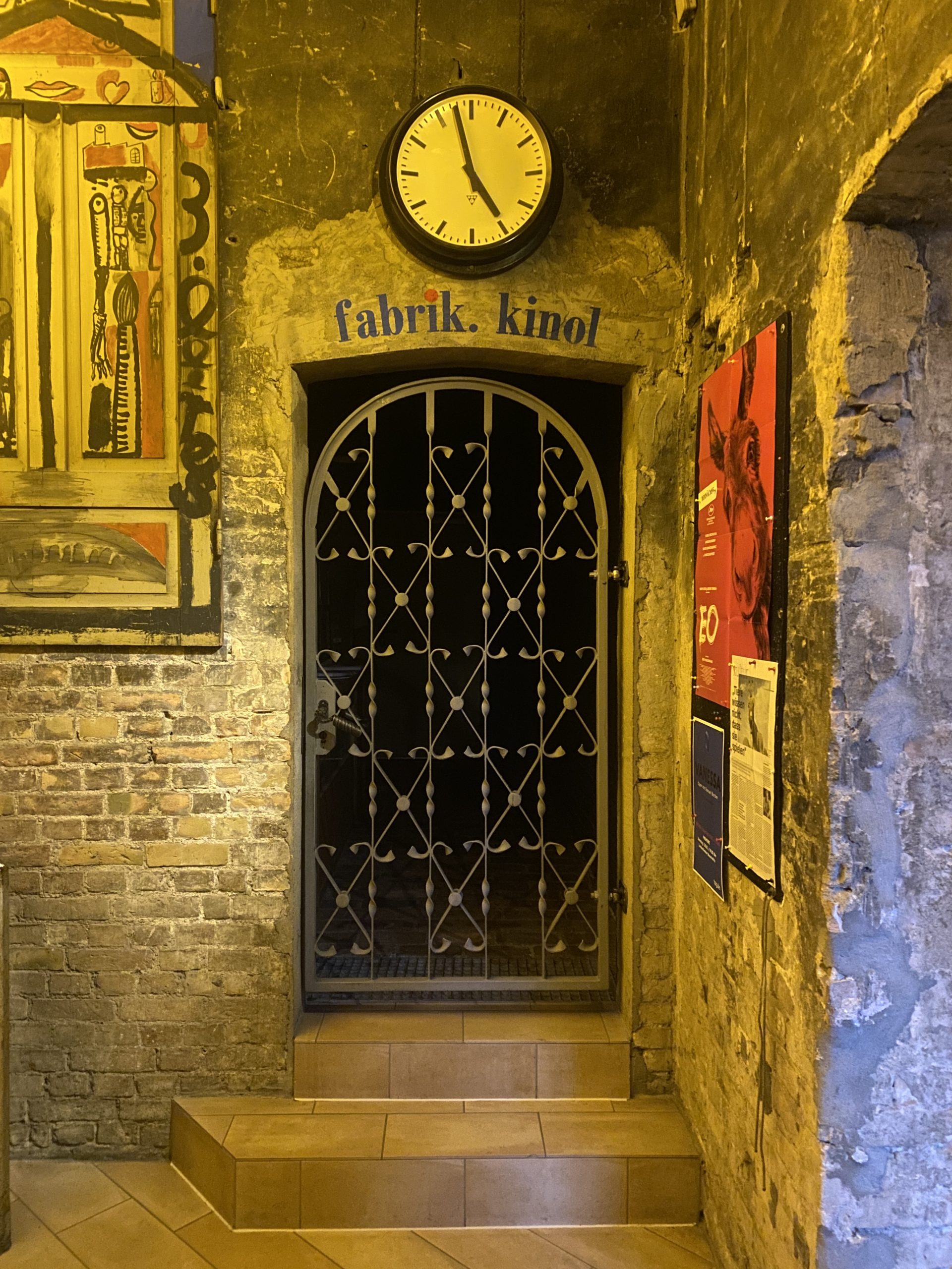 Bevor der erste von zwei täglich gespielten Filmen um 18 Uhr beginnt, bleibt das Tor zum fabrik.kino 1 geschlossen.