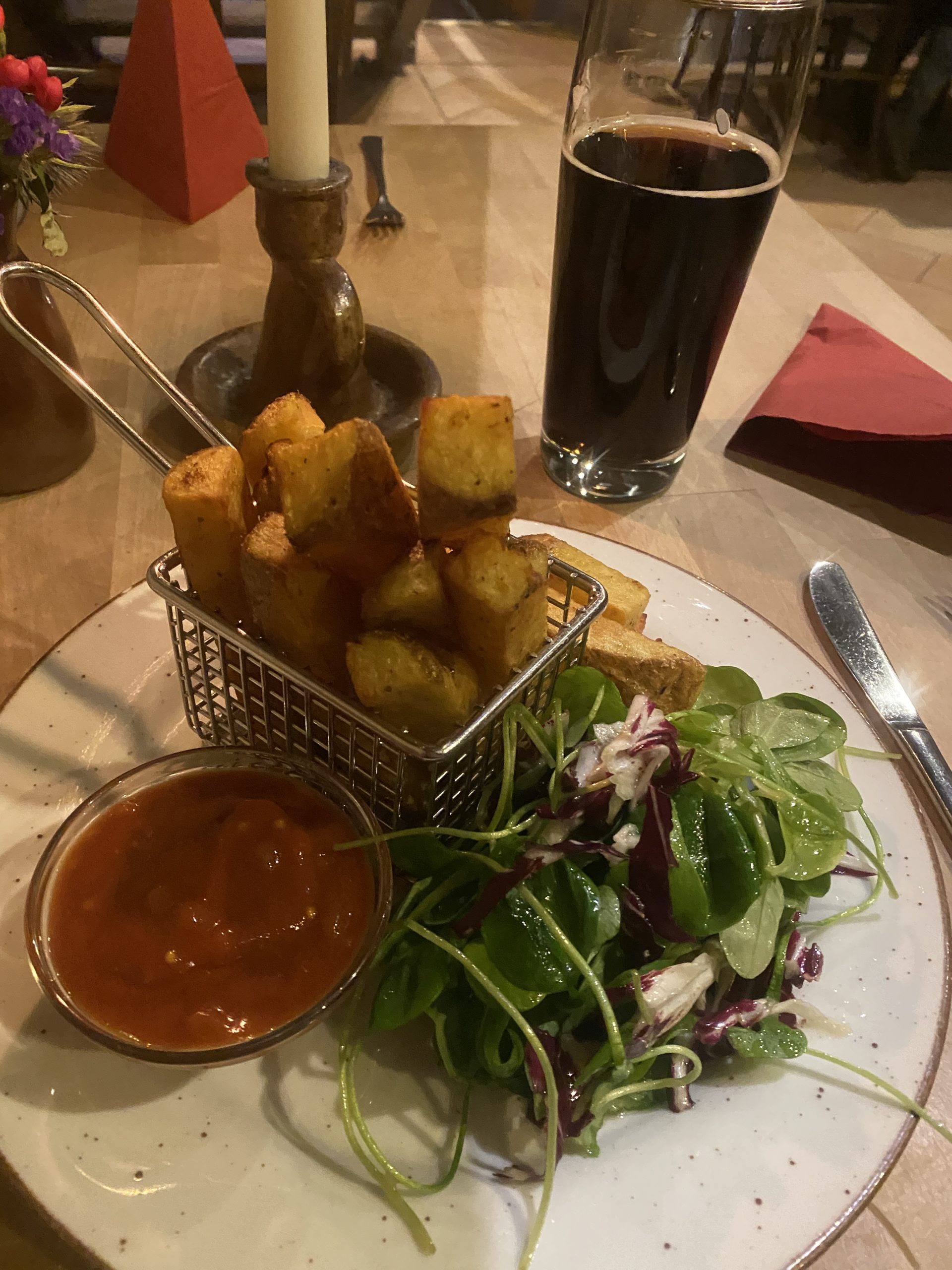 Nach dem Film kann das Gesehene im angeschlossenen Restaurant noch bei geistigen Getränken und leckerer Speis' besprochen und verdaut werden.