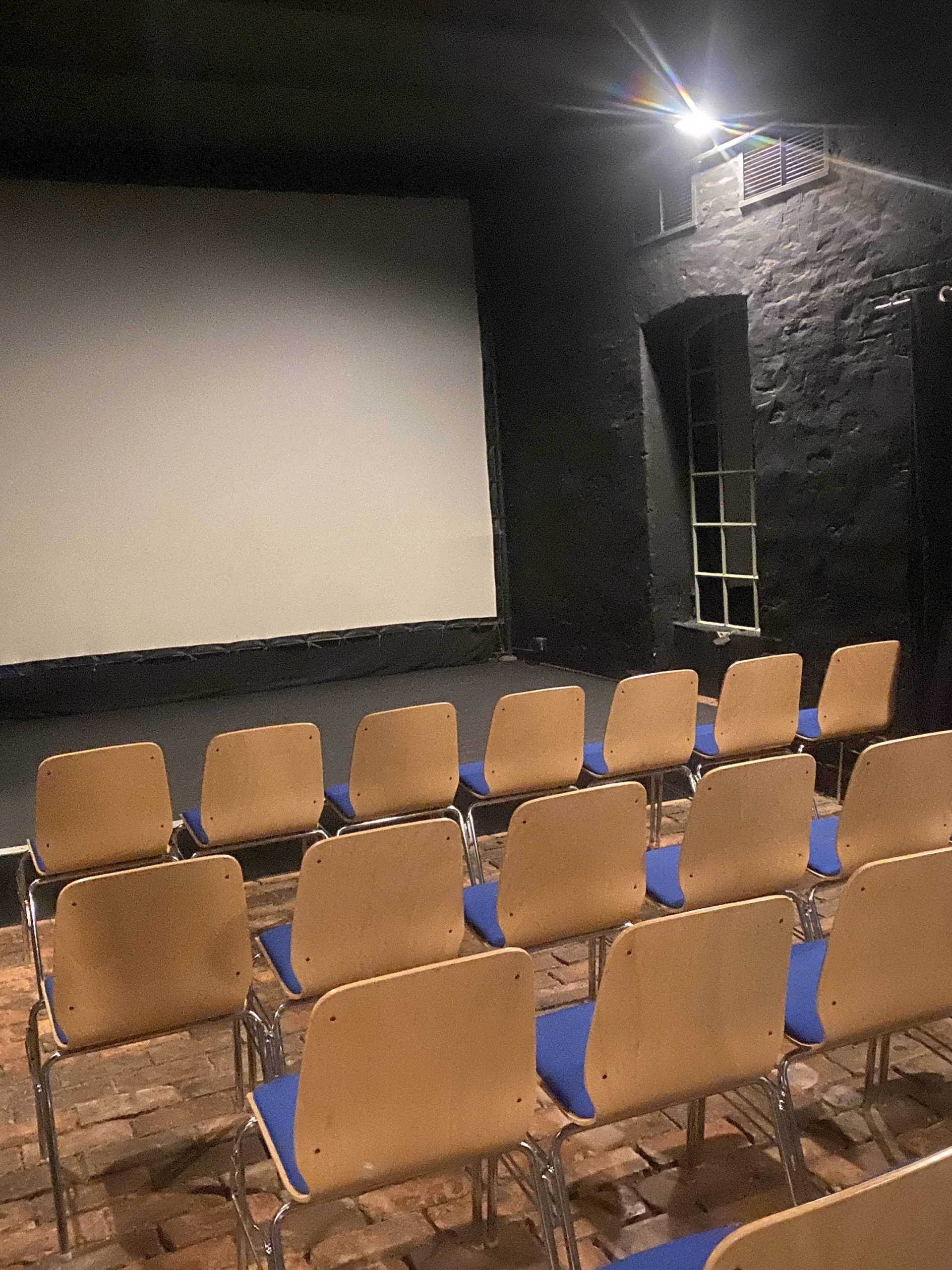 Bis Anfang 2025 war das Fabrik.Kino 1 noch komplett mit Stapelstühlen bestuhlt.