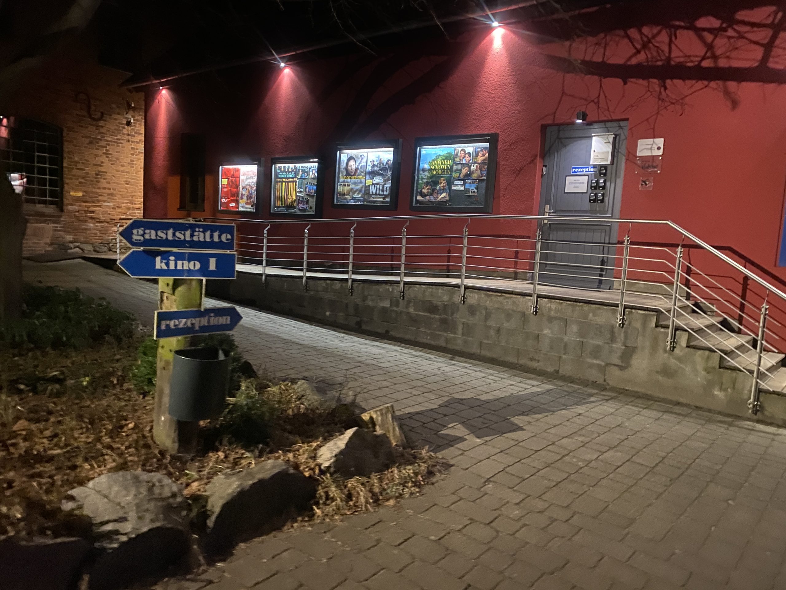 Im rot gestrichenen Gebäudeteil befindet sich der kleinere Kinosaal, das fabrik.kino 2.