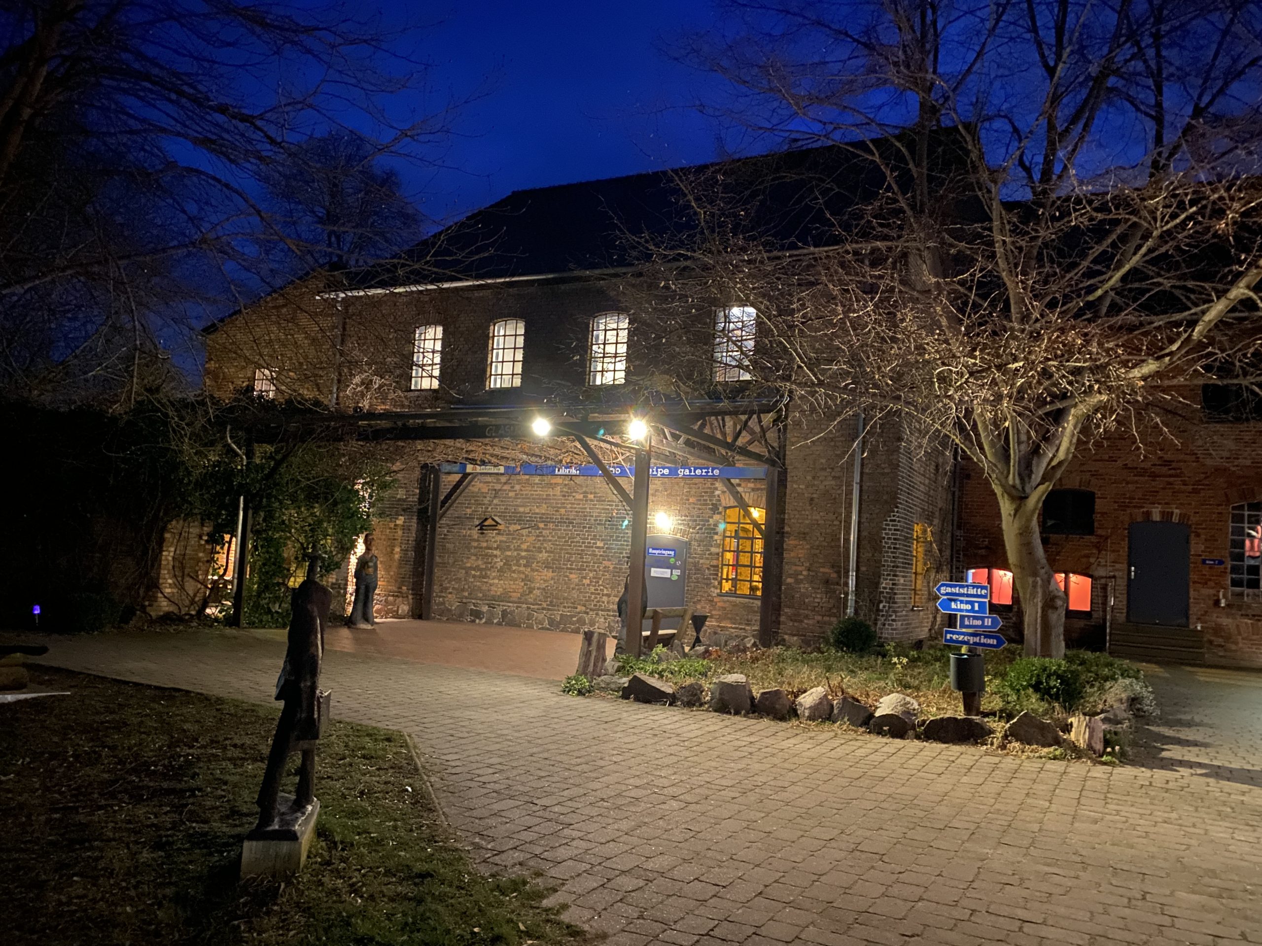 Der Eingangsbereich vom fabrik.kino 1 ist mit einem der Filmwelt nicht unbekannten Herrn geschmückt.