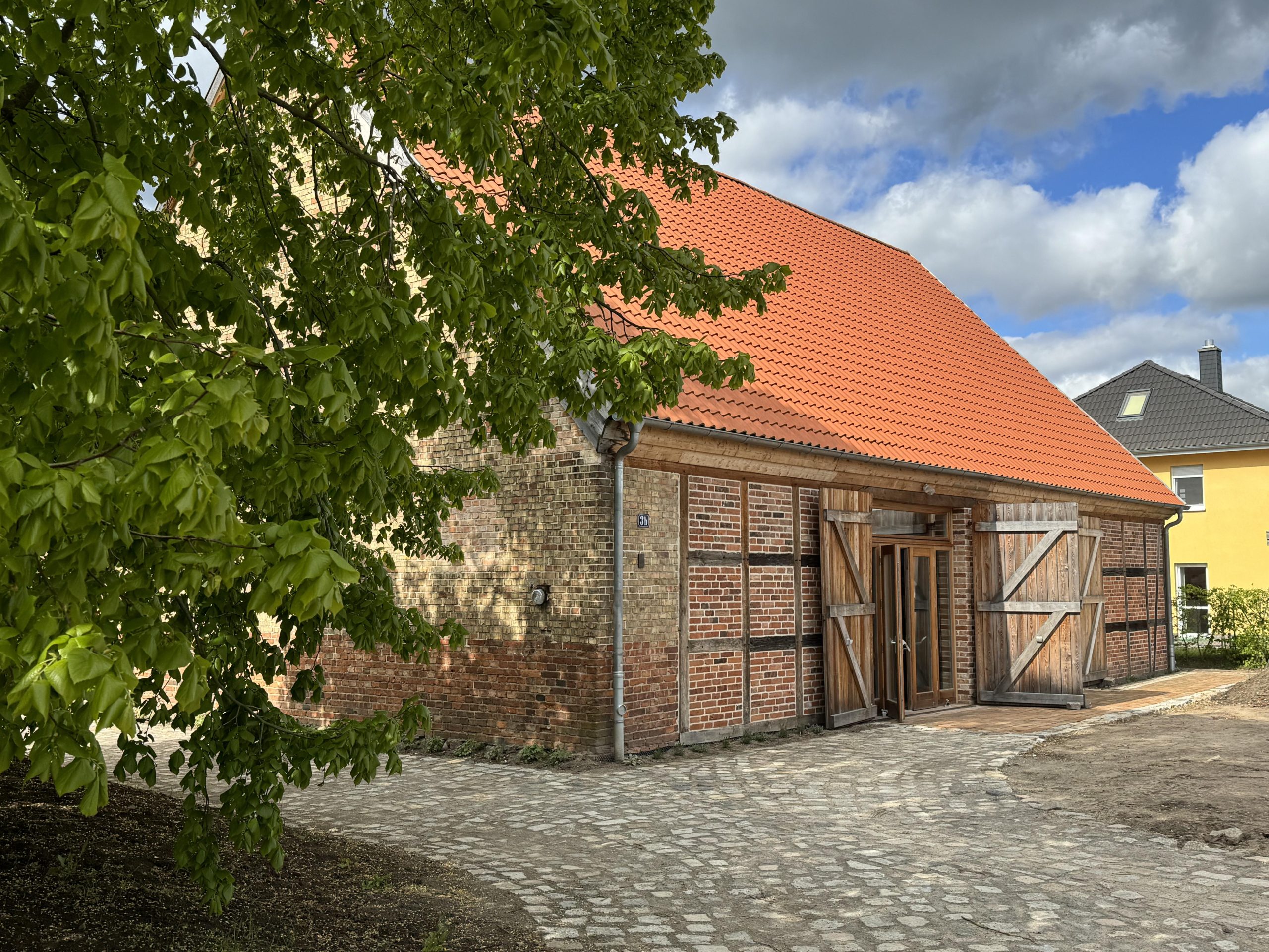 In der nebenan liegenden Fabrik.Scheune finden seit 2021 Live-Konzerte und andere Veranstaltungen statt.