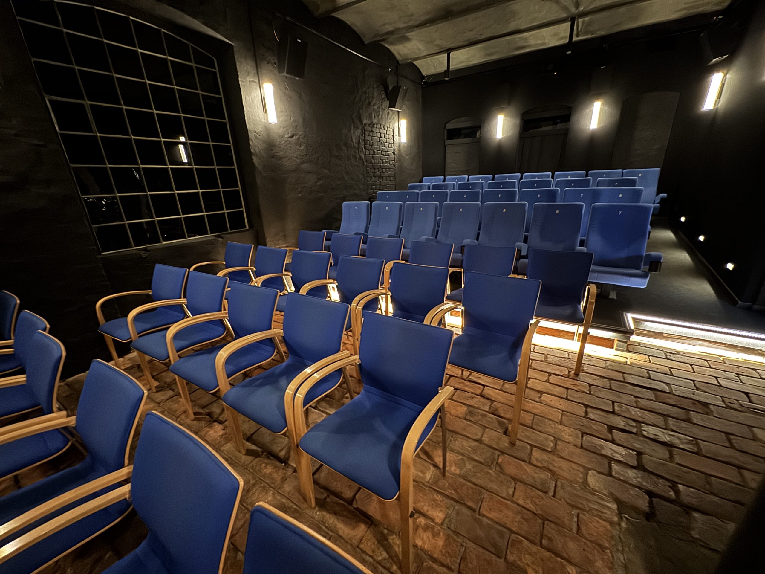 Anfang 2025 wurden neue Kinosessel angeschafft und auf das Podest montiert.