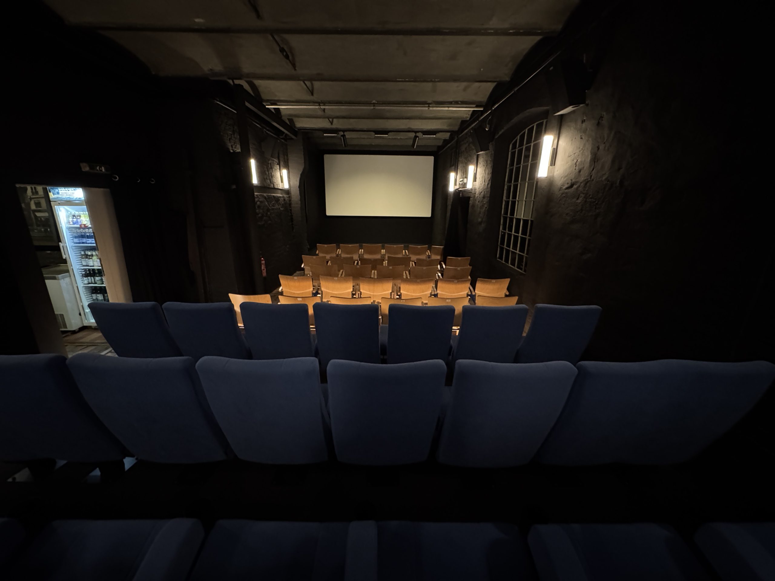 Plötzlich wurden die hinteren Plätze viel beliebter... Blick von hinten ins Lino auf die Leinwand.