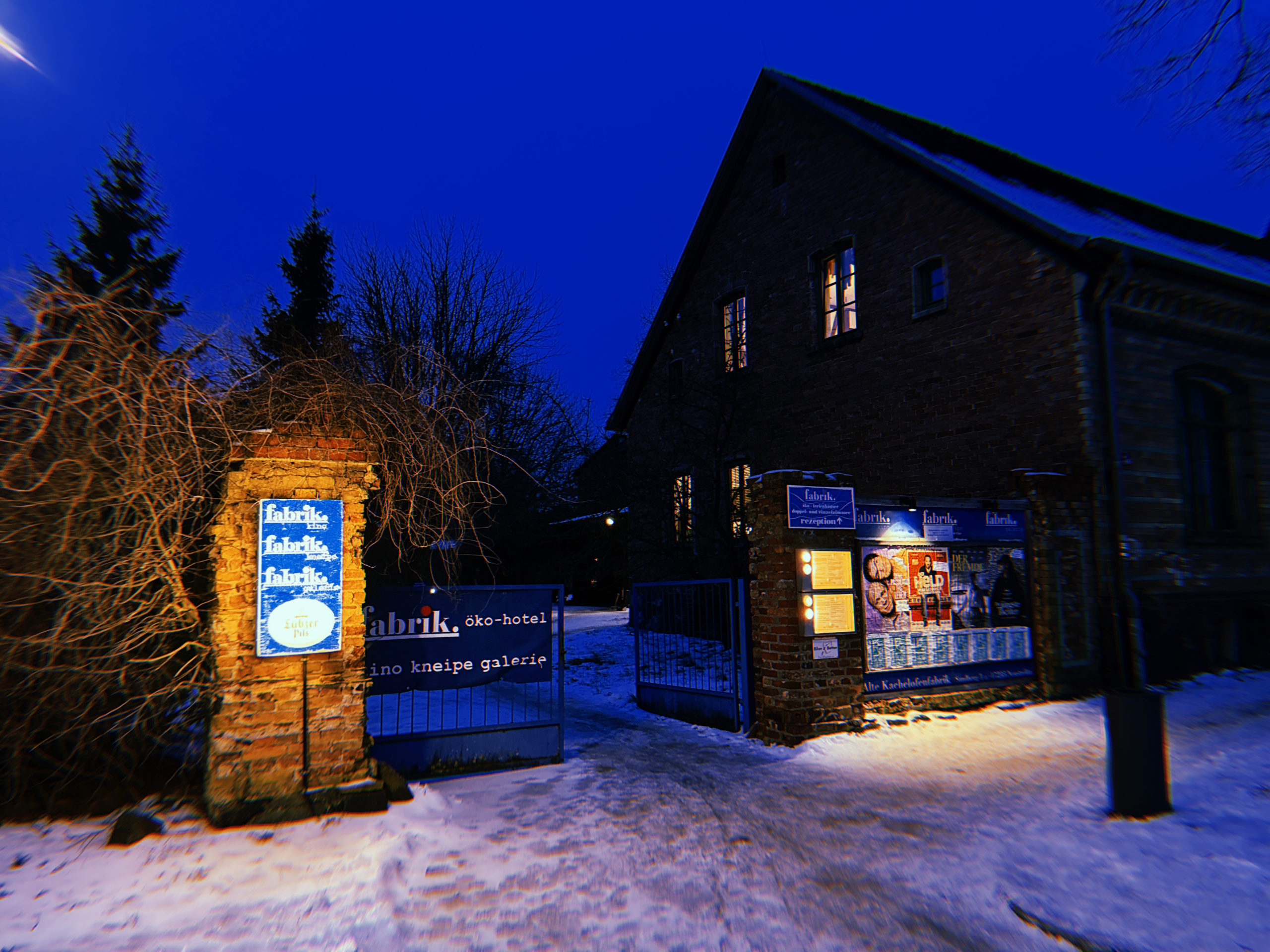 Der Eingang zur Alten Kachelofenfabrik: Kino, Restaurant, Öko-Hotel, Kunst- und Konzertort in einem