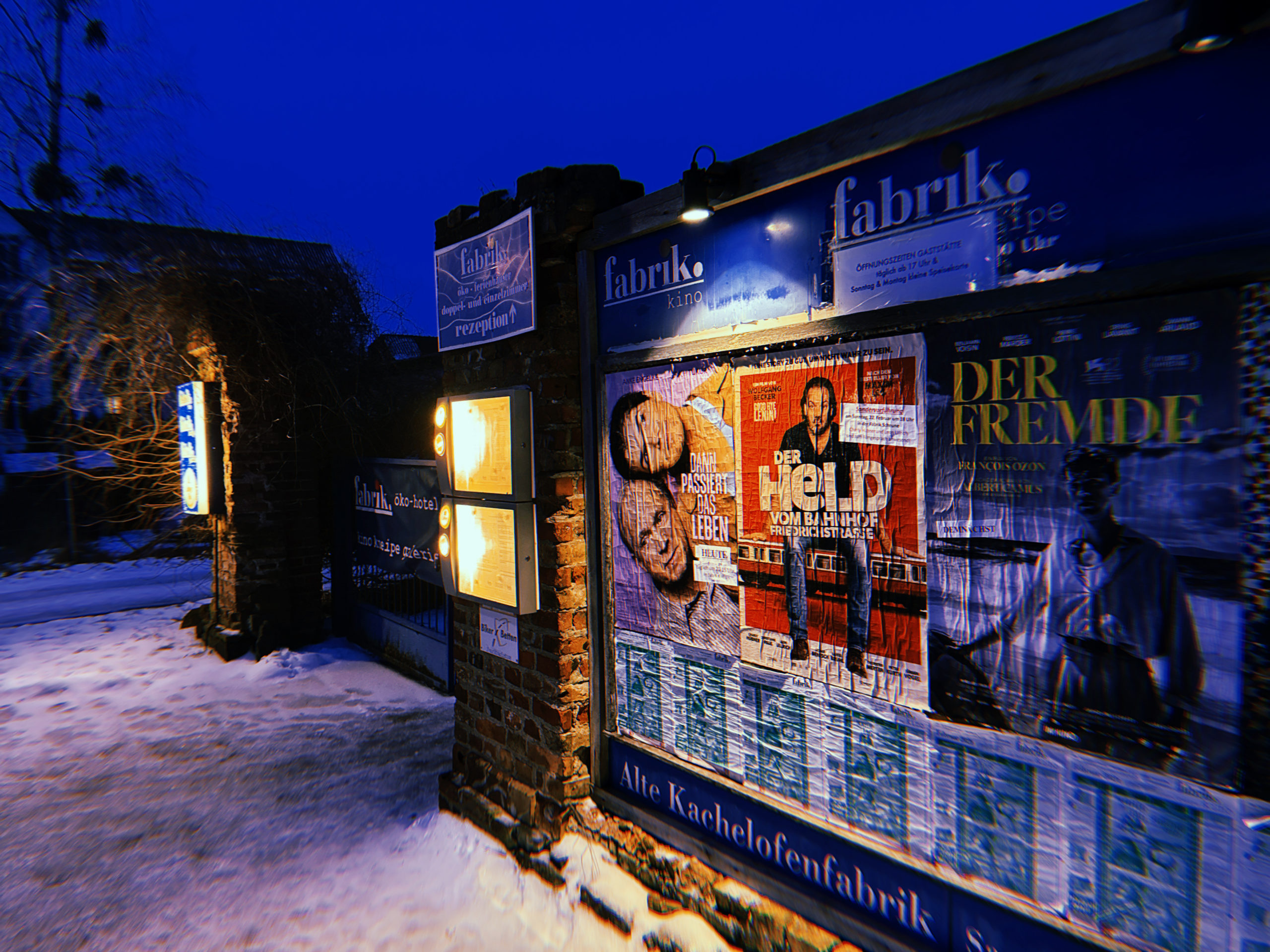 Das aktuelle Kinoprogramm wird immer frisch plakatiert.